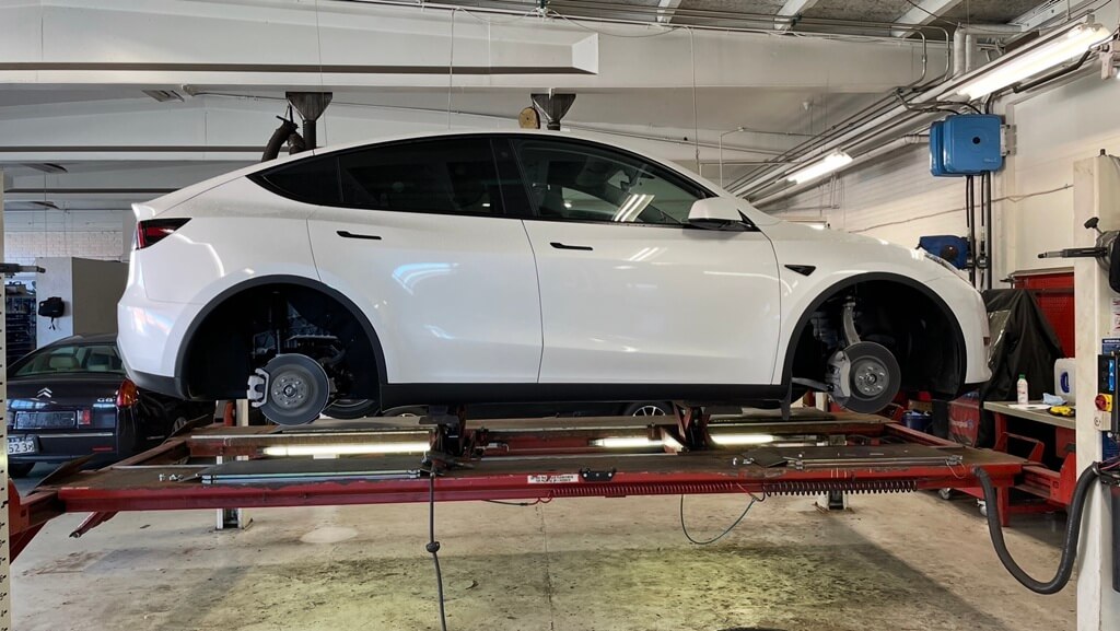 Tesla på lift hos Aunetto i Herning